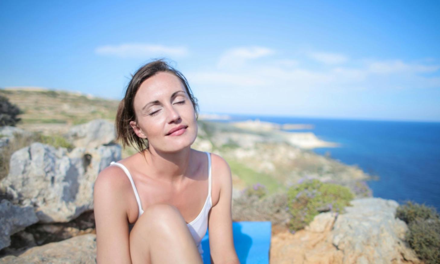 Espacio de práctica de yoga mostrando el ambiente de aprendizaje y desarrollo profesional