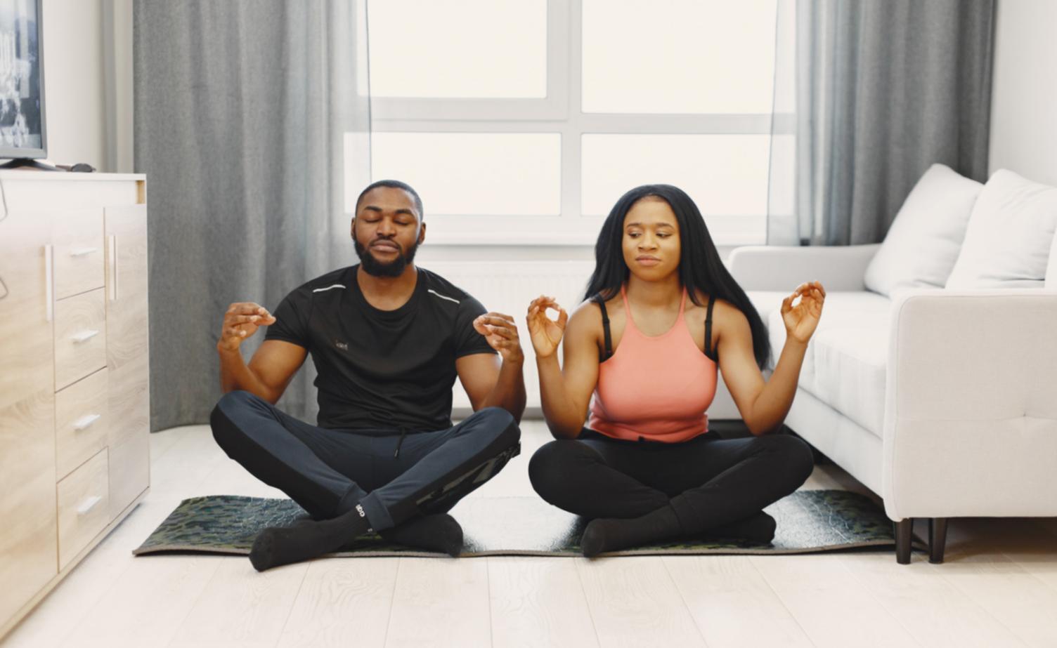 Sesión de formación práctica con instructores de yoga