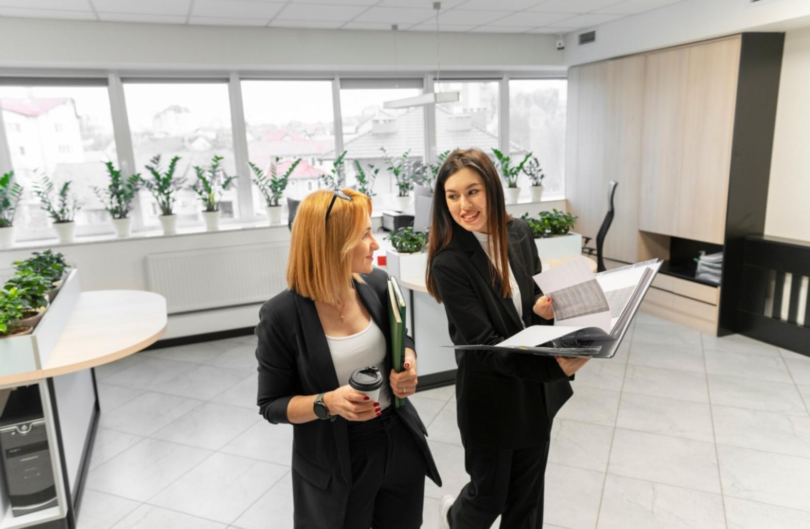 Sesión de formación en yoga mostrando la práctica grupal y el aprendizaje colaborativo