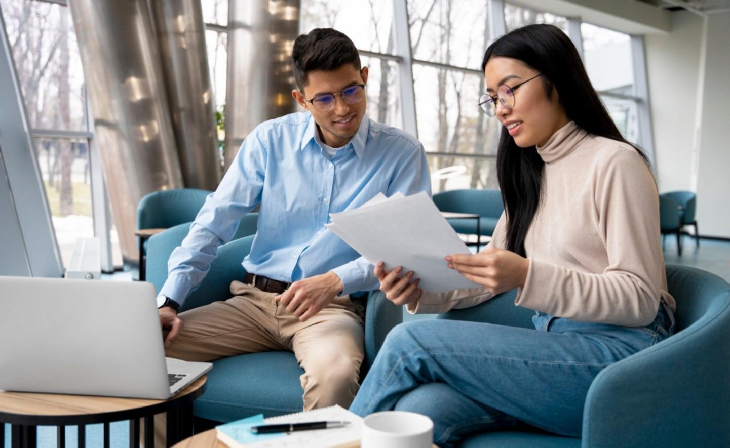 Espacio de práctica de yoga con luz natural y ambiente tranquilo